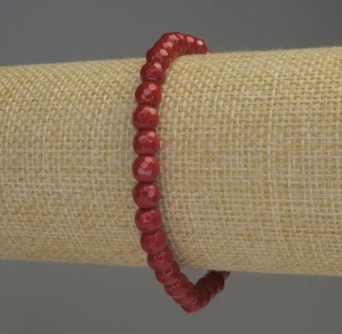 Браслет от корал с гранени топчета 6 мм, разтегателен