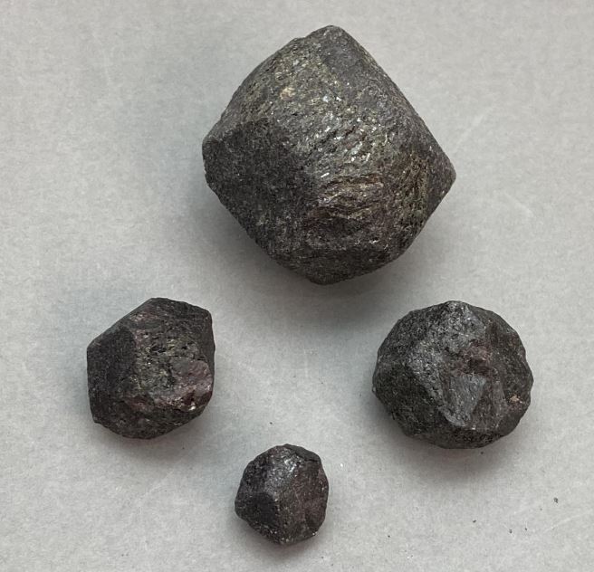 Гранат естествен необработен камък, диаметър 12-35×10-30×10-30 мм± (размери в асортимента) (Цена за 100 г)