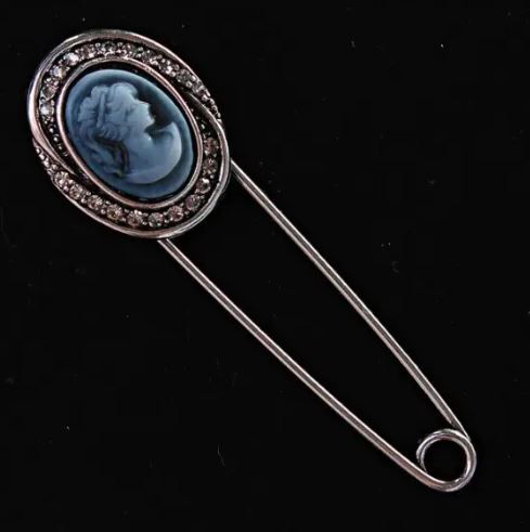 Брошка-игла Камея със сиви кристали, сребрист метал 20×72 мм