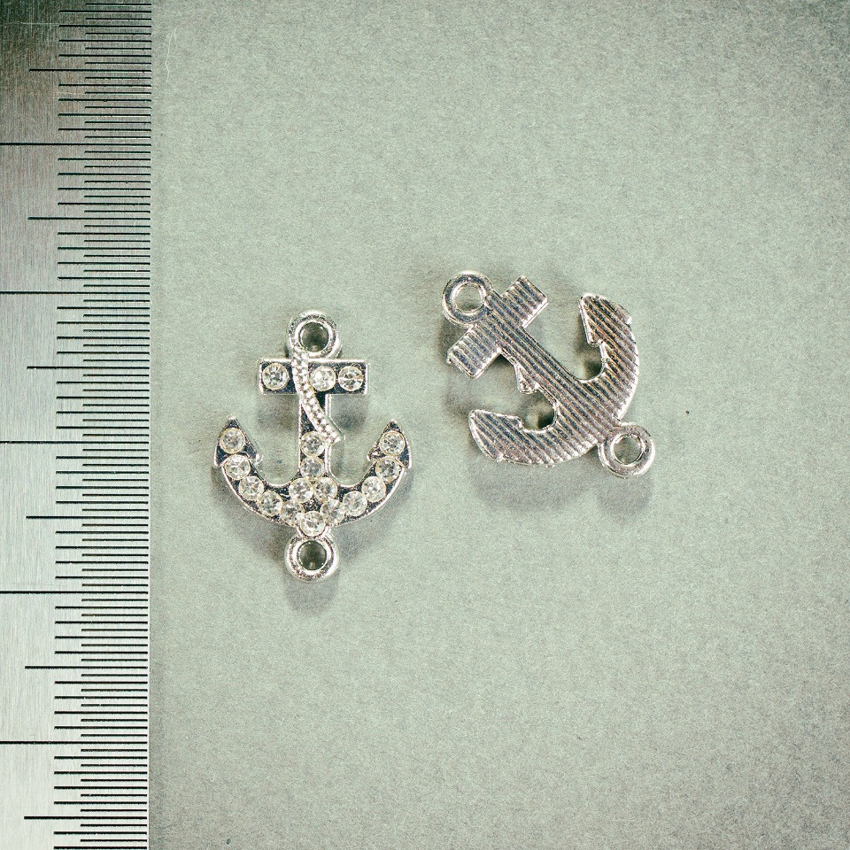 Фурнитура — висулка-конектор „якор“ с кристали, метален цвят „сребро“ 1,8×1,3 мм фас. 4 бр