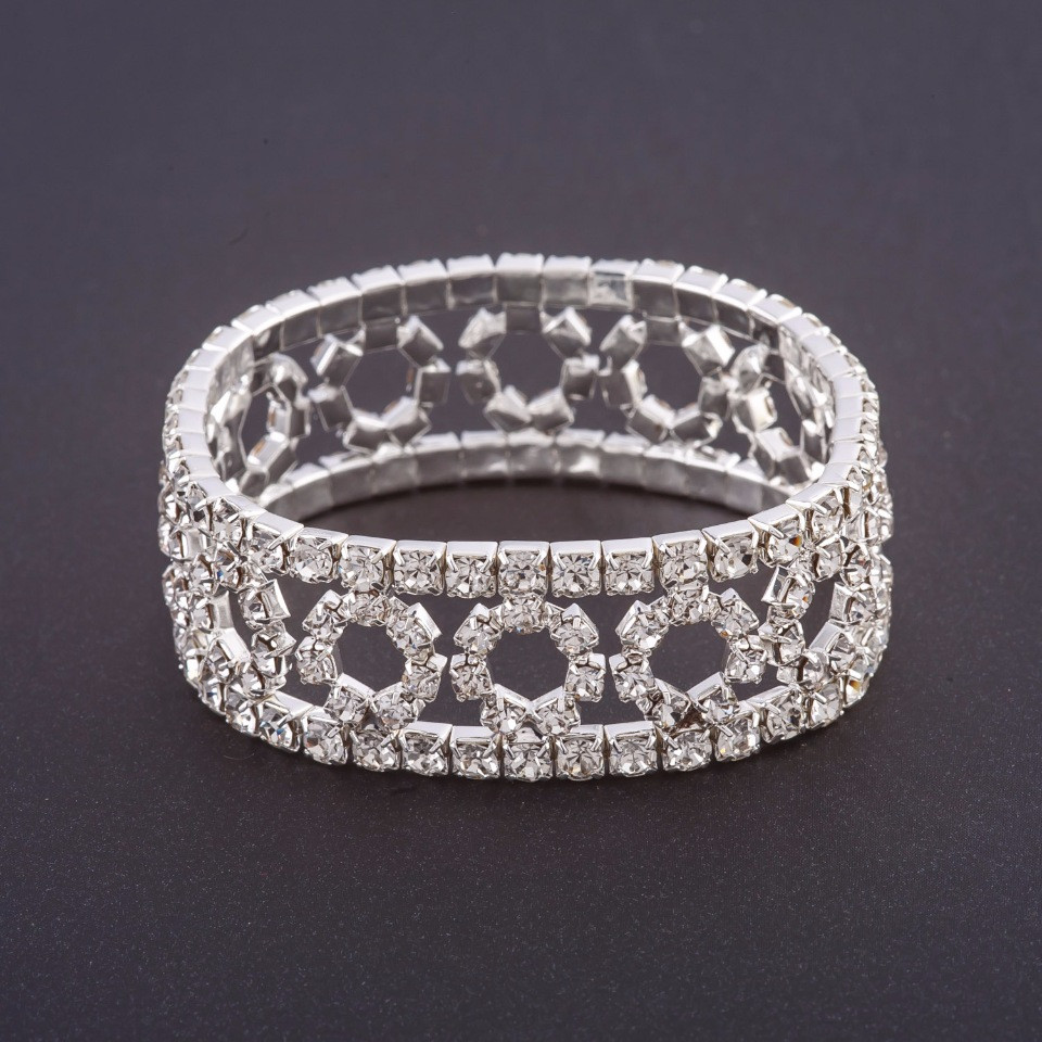 Гривна със стрази на еластична основа, модел „пръстени“, снежнобели стрази, ширина 19 см, обхват 18,5 см, цвят на метала „сребрист“