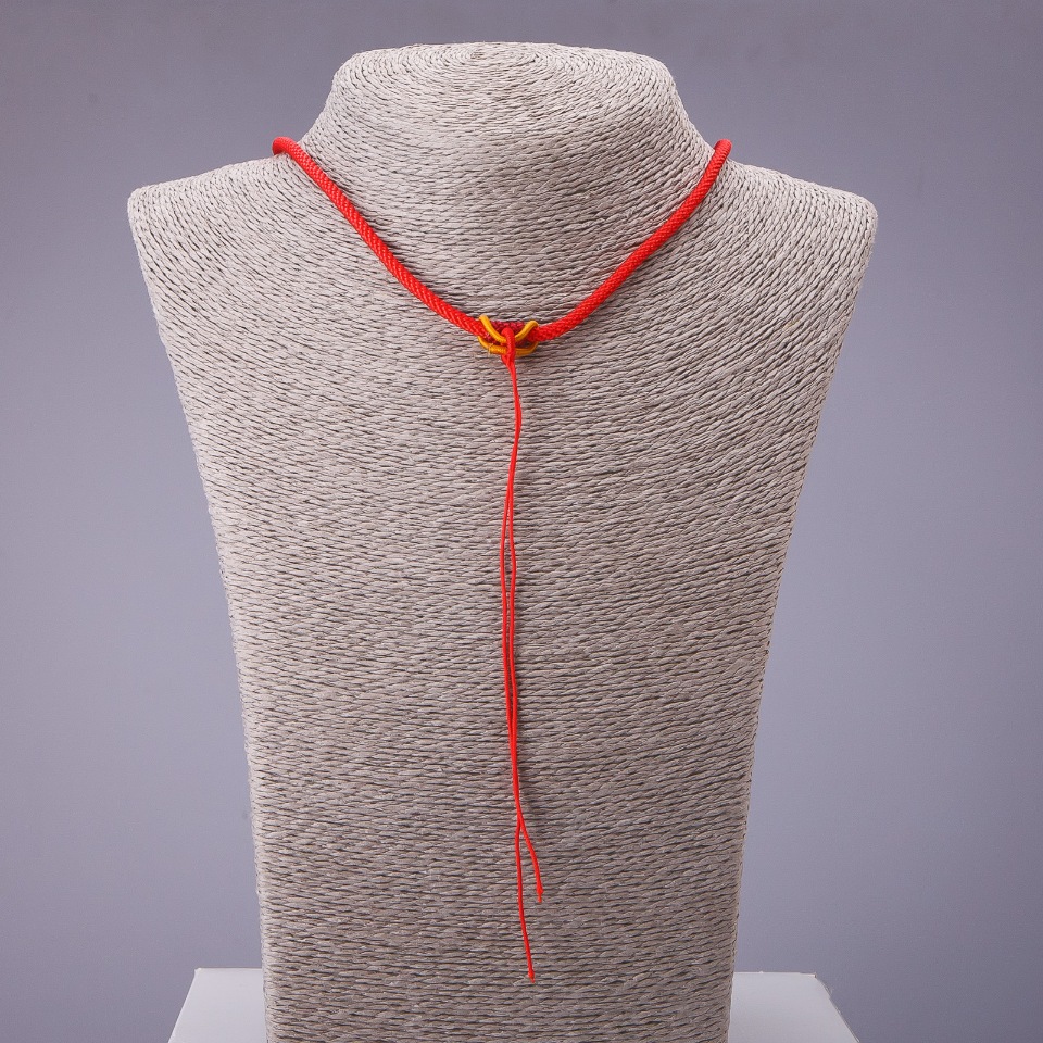 Шнур за огърлица червен с жълт фиксатор 60 см