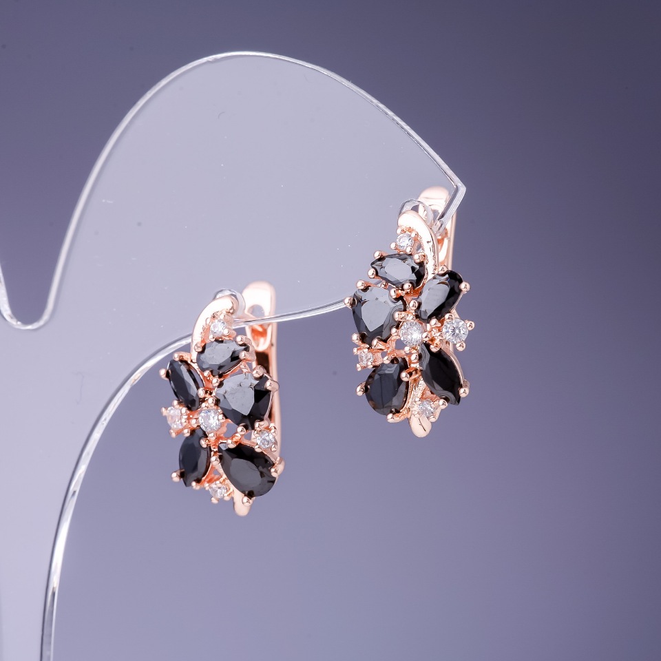 Обeци с черни кристали 19×10 мм в златист метал