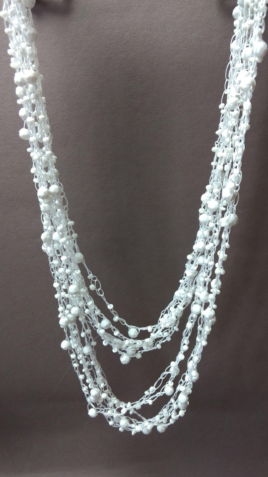 ( 140 см ) Павутинено колие с кръгли висулки, бяло