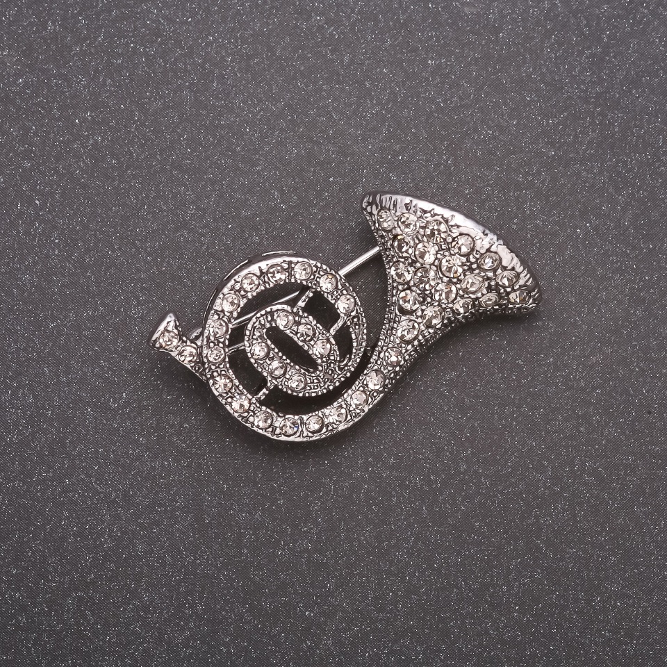 Брошка «Труба със стрази» в сив метал 30×20 мм