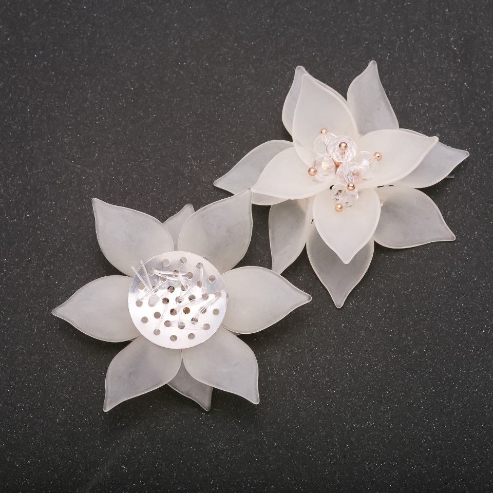 Фурнитура нашивка Цвете лилия бежов акрил, диаметър около 50 мм (±)