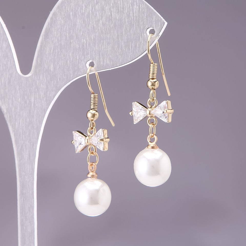 Обеци «бантики» с бели мънисти, диаметър 10 мм, дължина 3 см, жълт метал