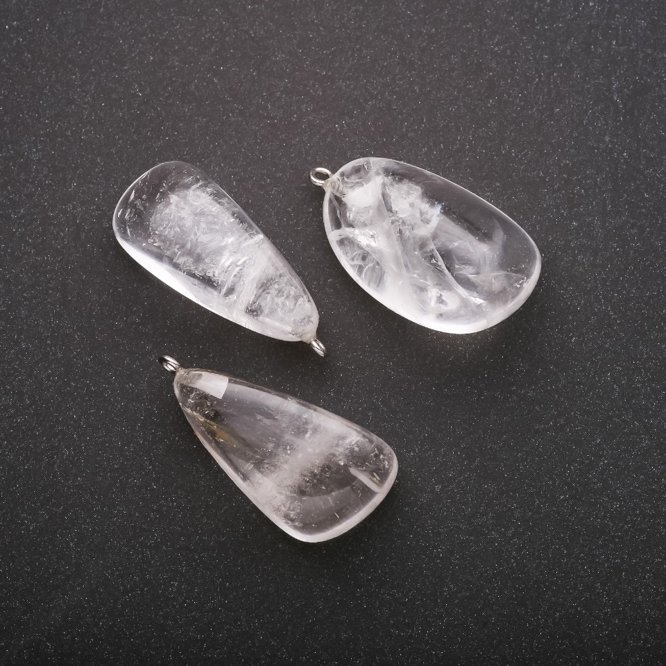 Ожерелие от естествен планински кристал 20х30х35 мм