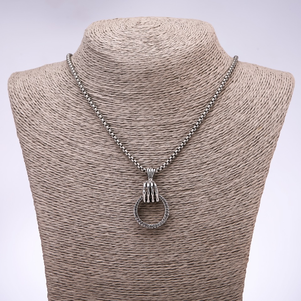 Кулон в стил „панк гот“ Лапа с пръстен 24х6 мм на синджир, дължина 65 см