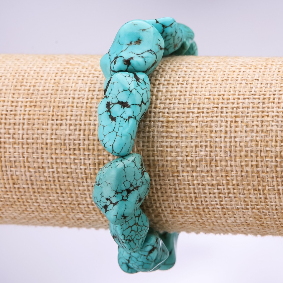 Браслет „Бирюза“ (говлит) огранени мъниста, диаметър 15–20 мм, дължина 18 см на ластик