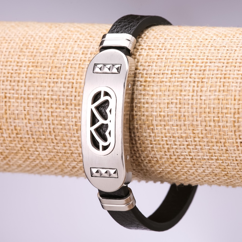 Браслет от еко кожа „Сърца“, дължина 20 см, дебелина 10 мм, цвят „родий“