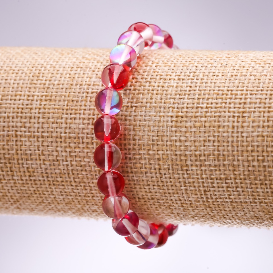 Браслет от опалово стъкло в наситено червен цвят, гладка мъниста, диаметър 8 мм, дължина 18 см, на гумка