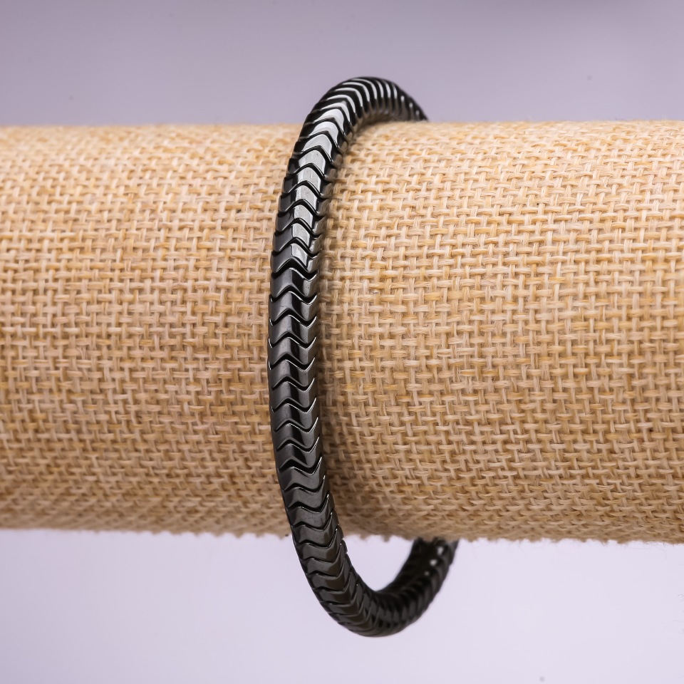 Браслет с хематит рондел, зигзагообразен назъбен кант, кръгла форма, диаметър 6×4 мм, дължина 18 см