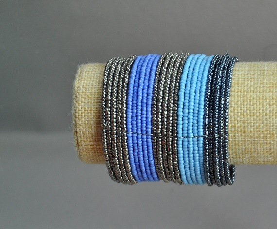 Браслет от мъниста със скоба в лилаво-синьо-сиво