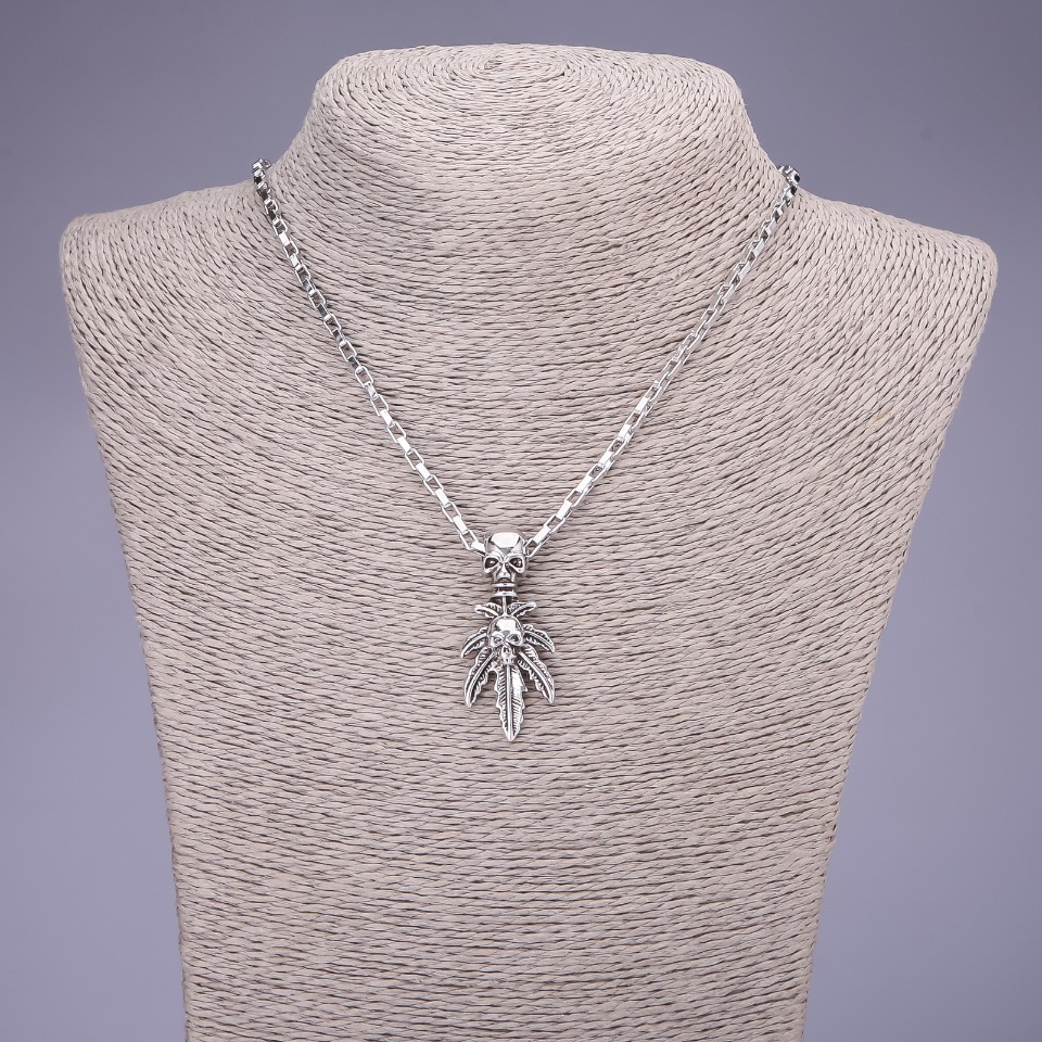 Висулка с череп 20х44мм на синджир, дължина 55 см