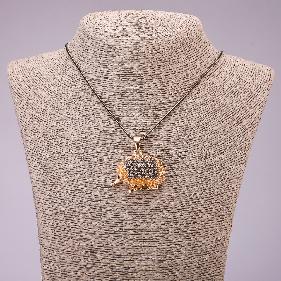 Кулон «Таралежче» с черни кристали на дълга верига от метал „черно злато“, размери 30x39 мм, дължина 70 см