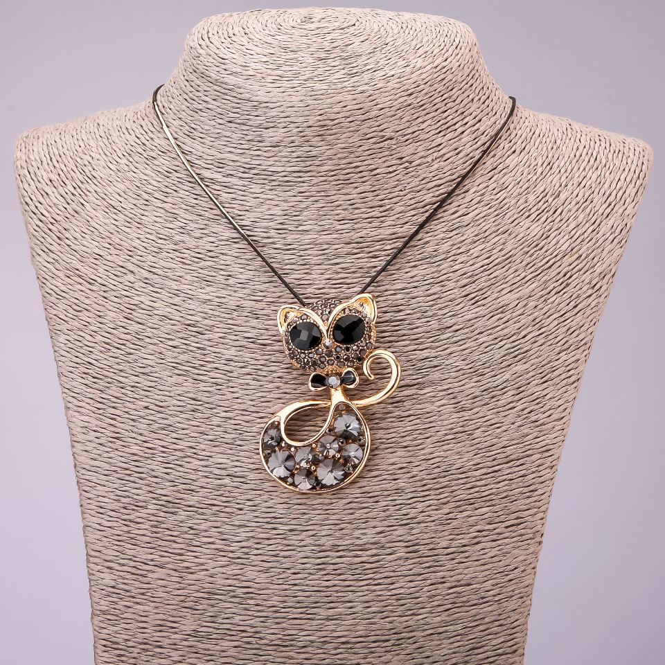 Висулка «Котка» със сиви кристали на дълъг синджир от метал „черно злато“, диаметър 44×55 мм, дължина 70 см