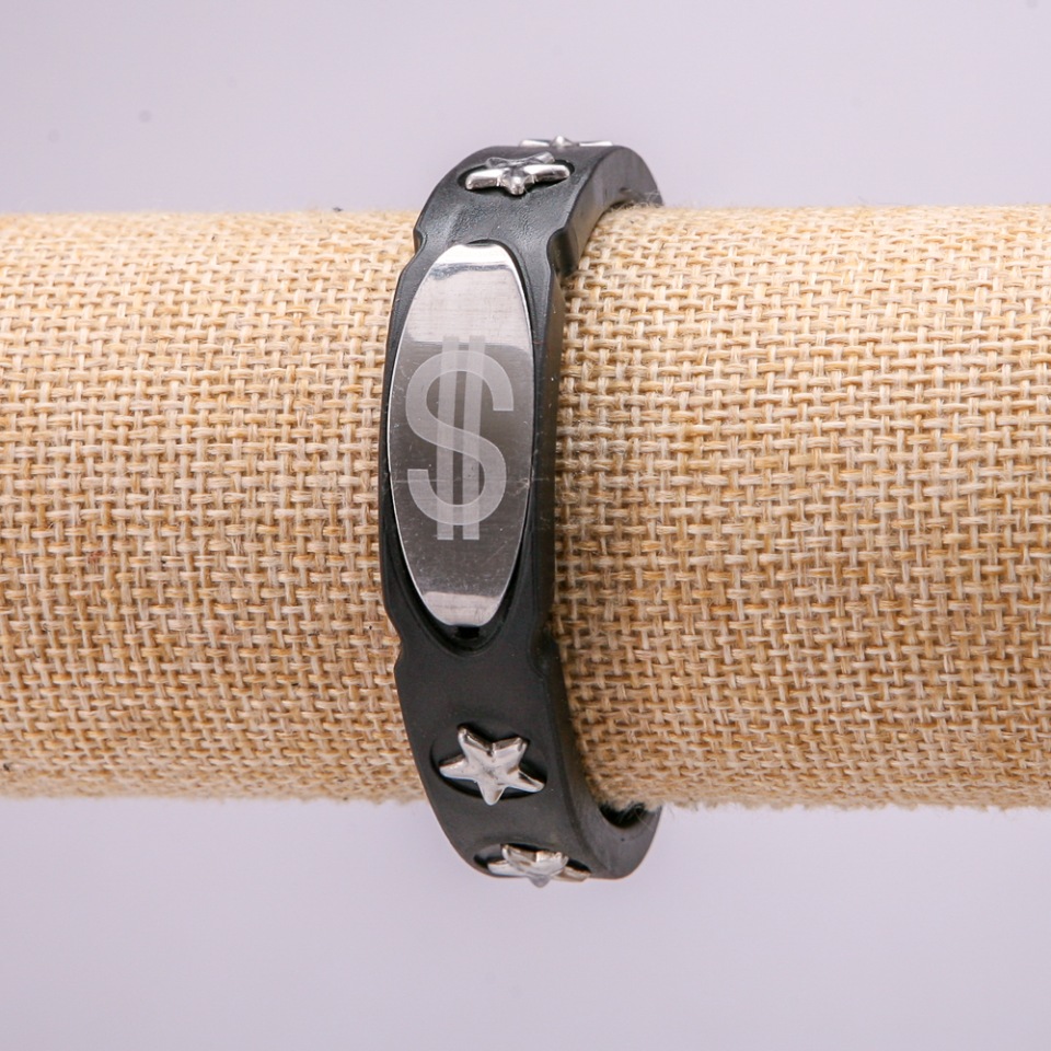 Гривна с метални вложки, дължина 21 см, дебелина 15 мм, каучук, цвят черен, на закопчалка