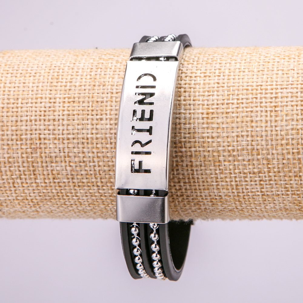 Браслет с метални вложки, дължина 21 см, дебелина 15 мм, каучук, цвят черен, с катарама