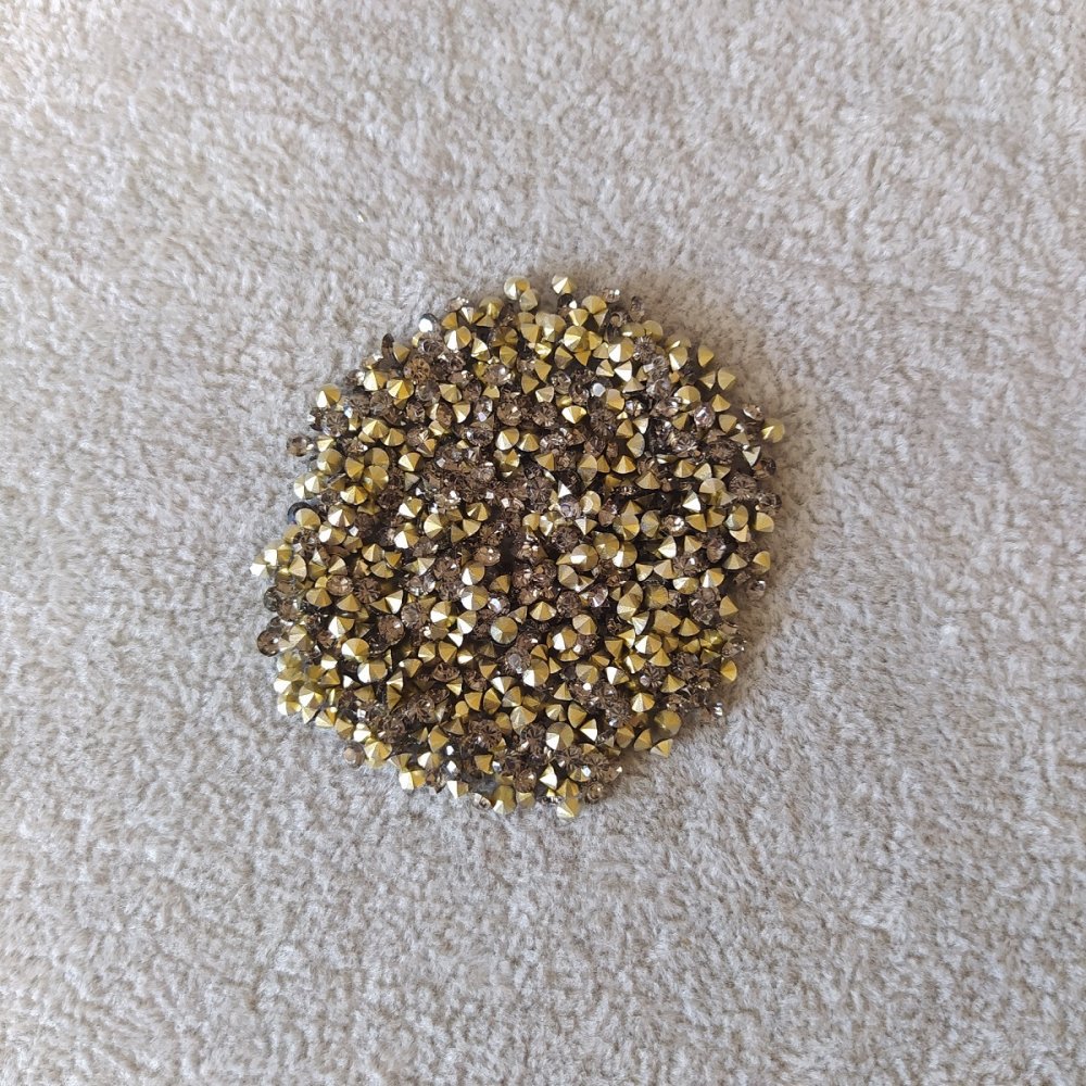 Стрази в сив цвят, диаметър 3,5 мм (+/-) уп. / 4 г (+/-)