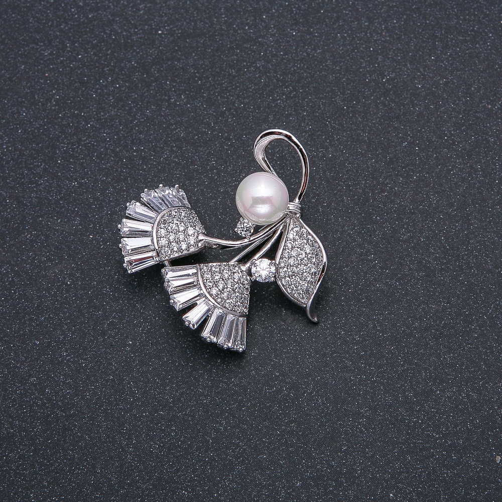 Брошка Xuping със родиево покритие и перла, диаметър около 8 мм, с бели камъни и стрази 33х31 мм