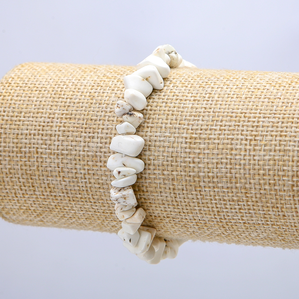 Гривна от камък говлит, частички около 7 мм, обиколка 18 см