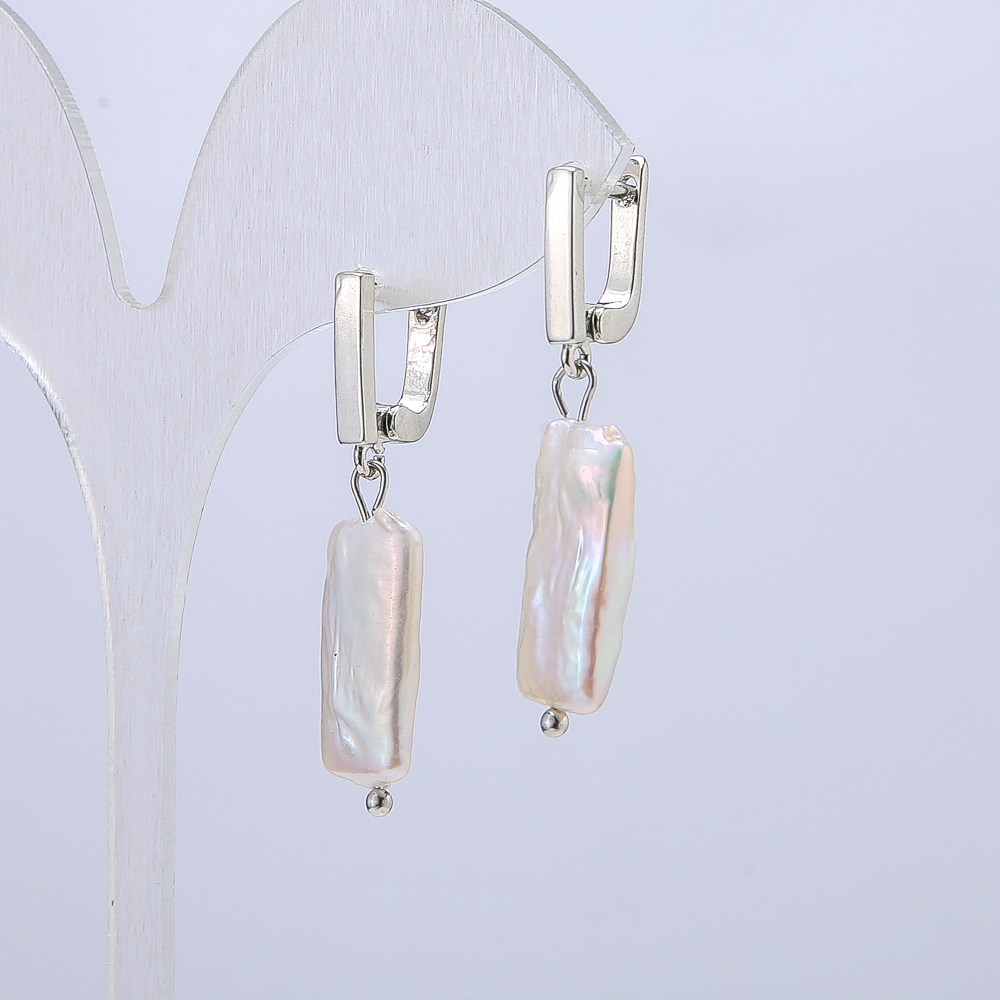 Обеци от естествени барокови перли, диаметър 17×10 мм, дължина 37 мм, с бензинов отлив