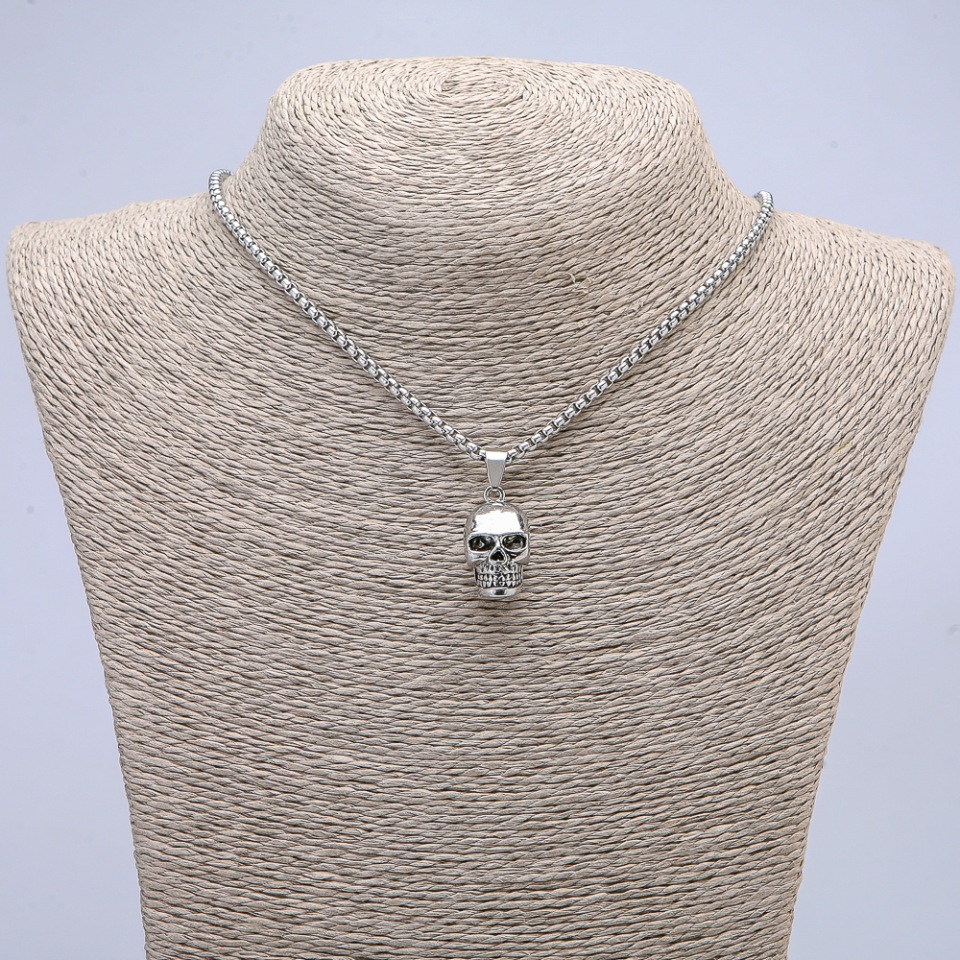 Ожерелие с череп 25×10 мм на синджир, дължина 65 см, цвят метал: сребърен