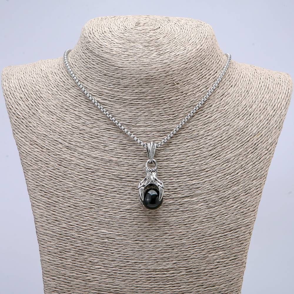 Кулон «Лапа с топка» 45×15 мм на синджир, дължина 70 см, сребрен метал