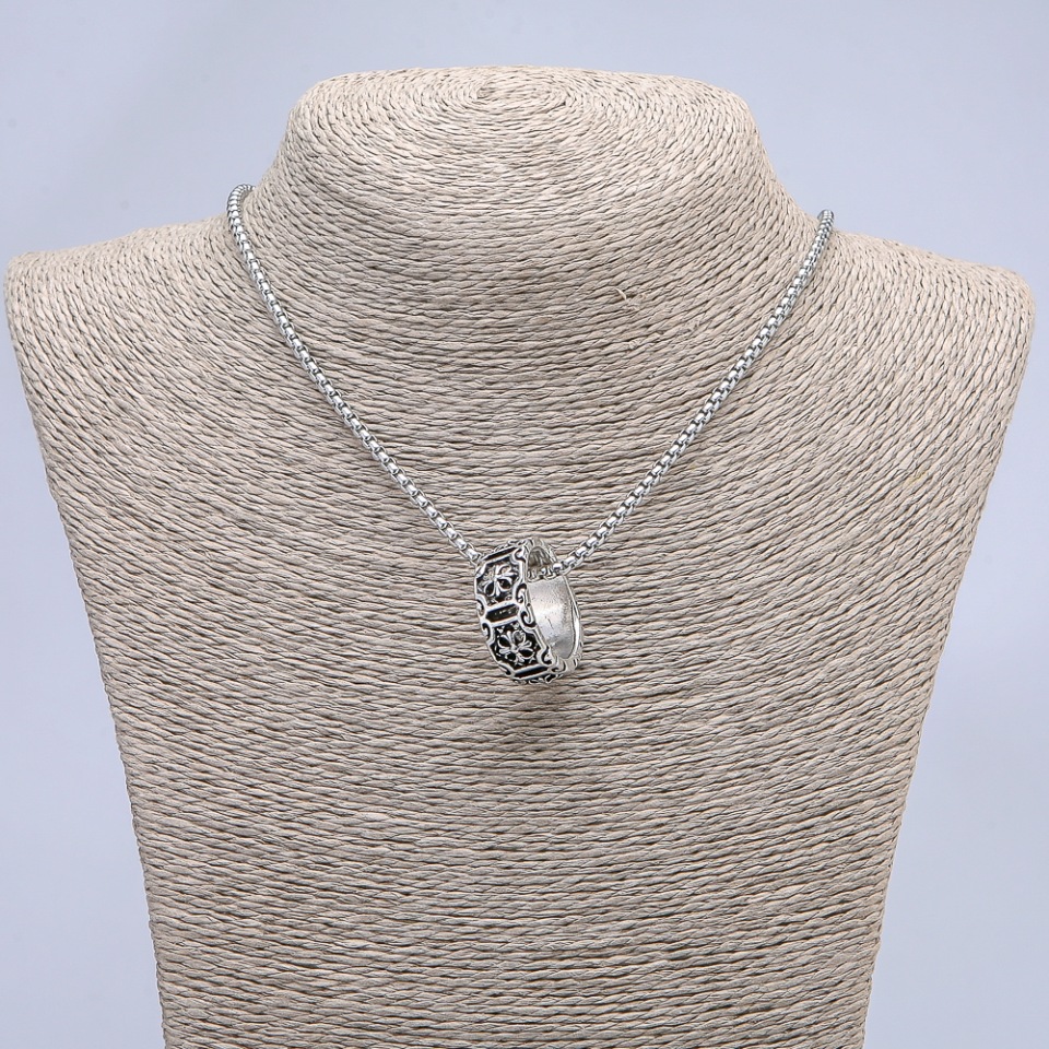 Кулон‑пръстен 27×10 мм на синджир, дължина 70 см ±, със сребрист метал