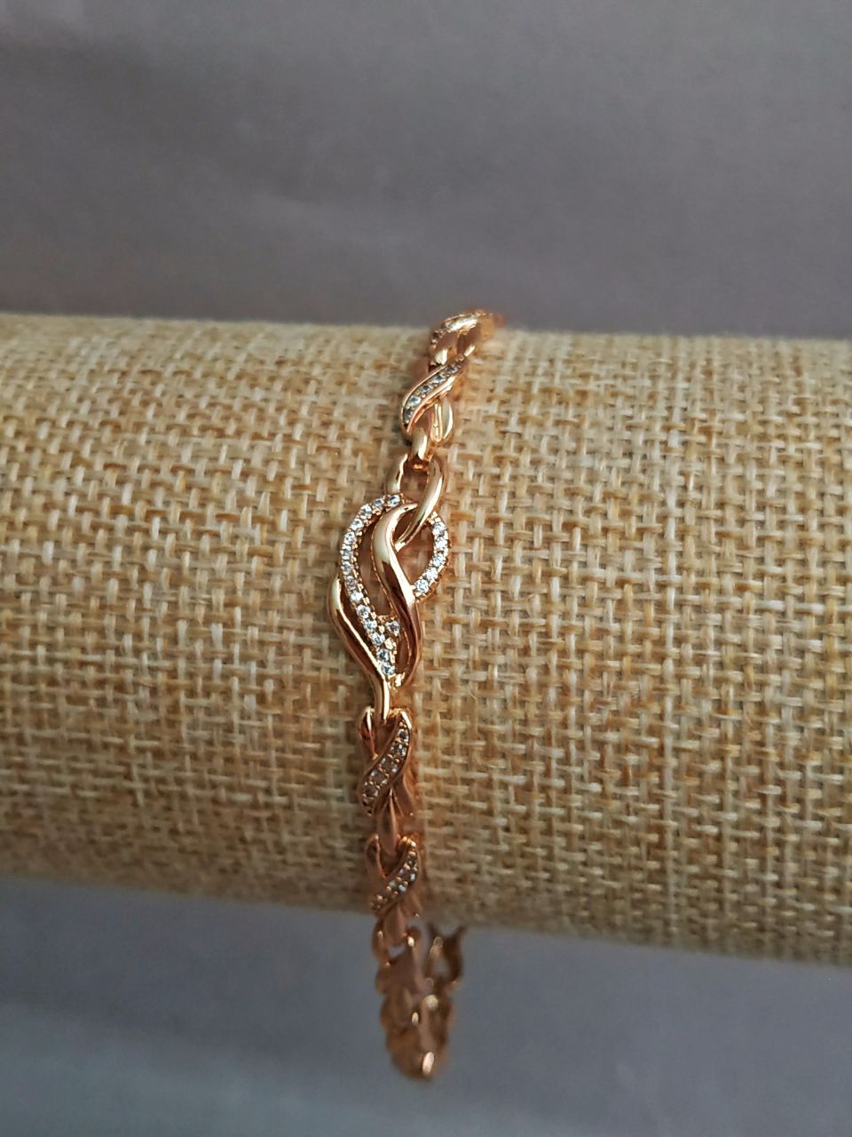 Гривна Xuping с позлата 18К и бели стрази, дължина 17–19 см, дебелина 4,6 мм +