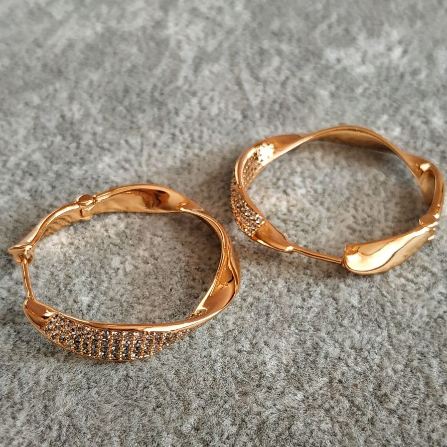 Обеци Xuping позлатени 18K с бели кристали, дебелина около 6 мм, диаметър около 30 мм