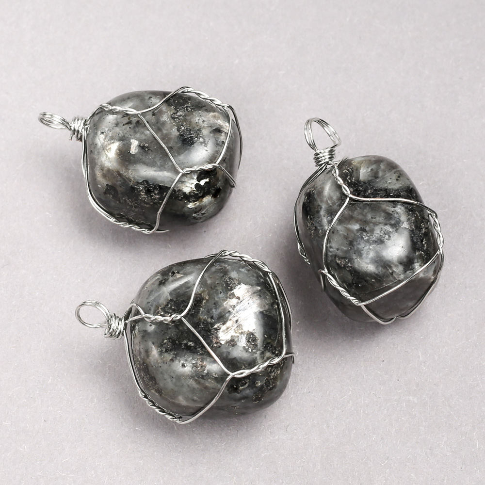 Кулон от лаврита в сребърно преплитане, диаметър 35×20 мм+