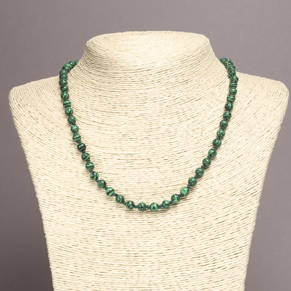 Намисто от малахит (прес.) – гладка мъниста, диаметър 6 мм, дължина 45 см