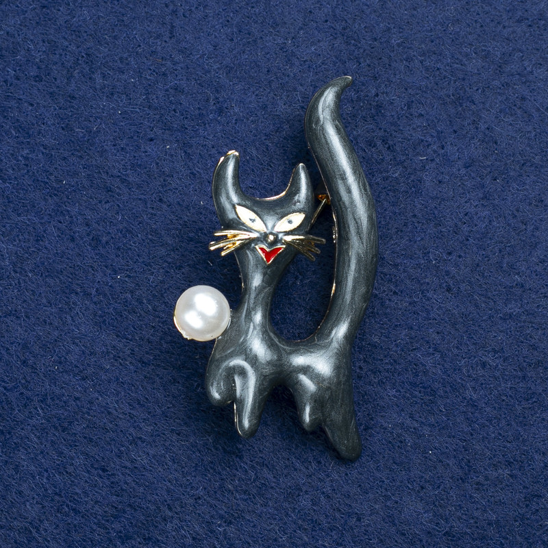 Брошка «Котенце» з златист метал, емал и мъниста 50×26 мм +