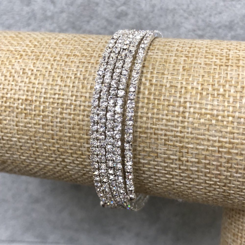 Спирален браслет на пет витъка със бели дребни стрази, обиколка 18–22 см