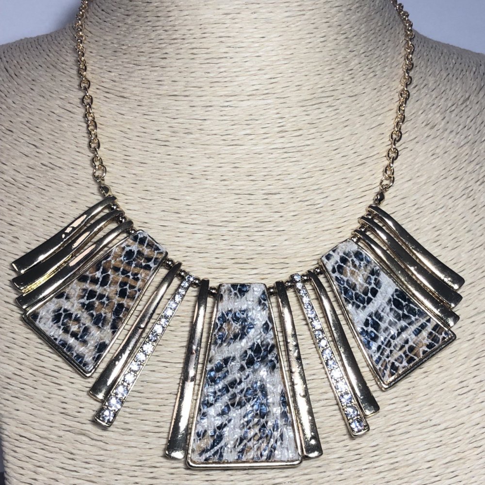 Огърлица от еко кожа със златист метал и кристали, дължина 42–50 см +