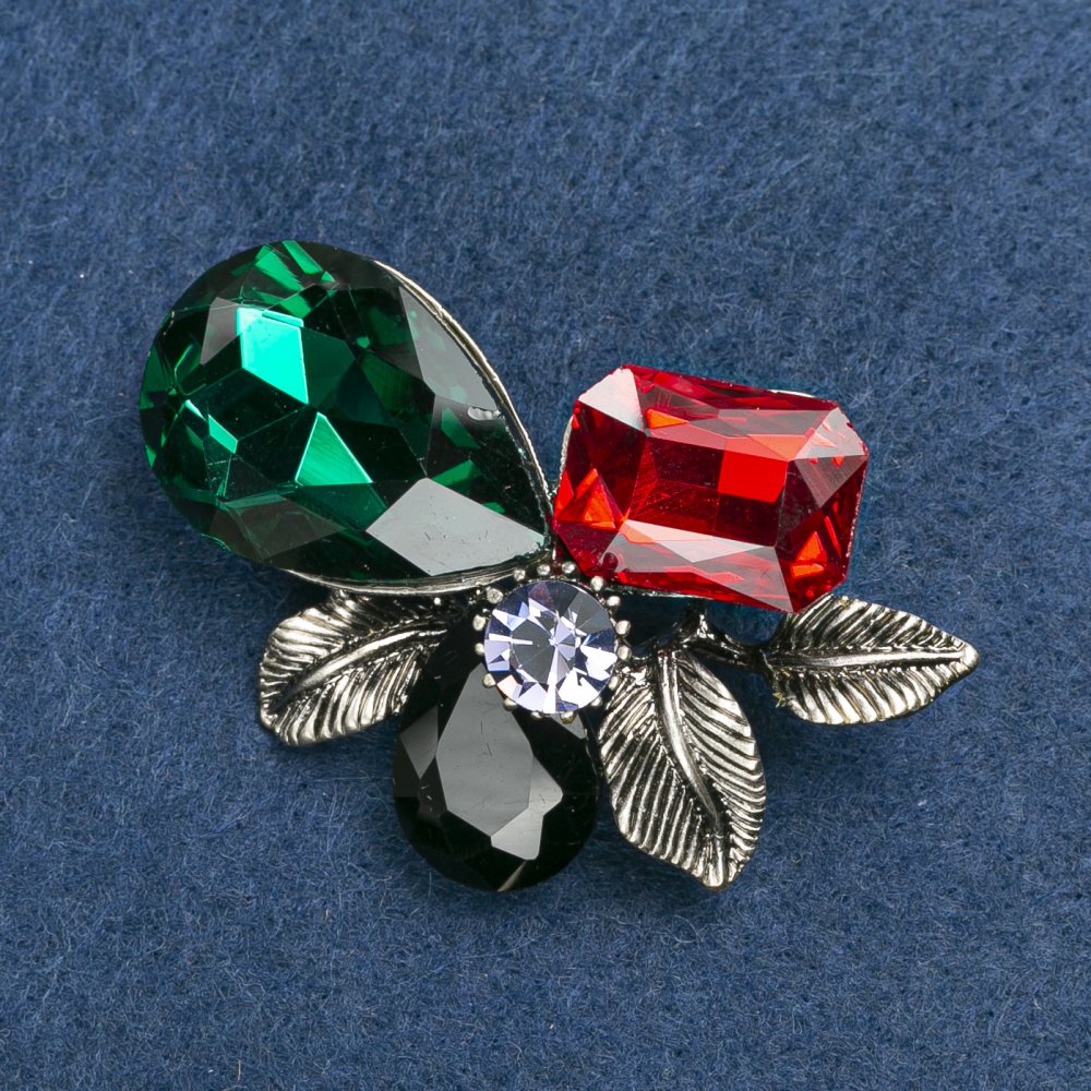 Брошка с листенца от сребрист метал с кристали 55×35 мм +