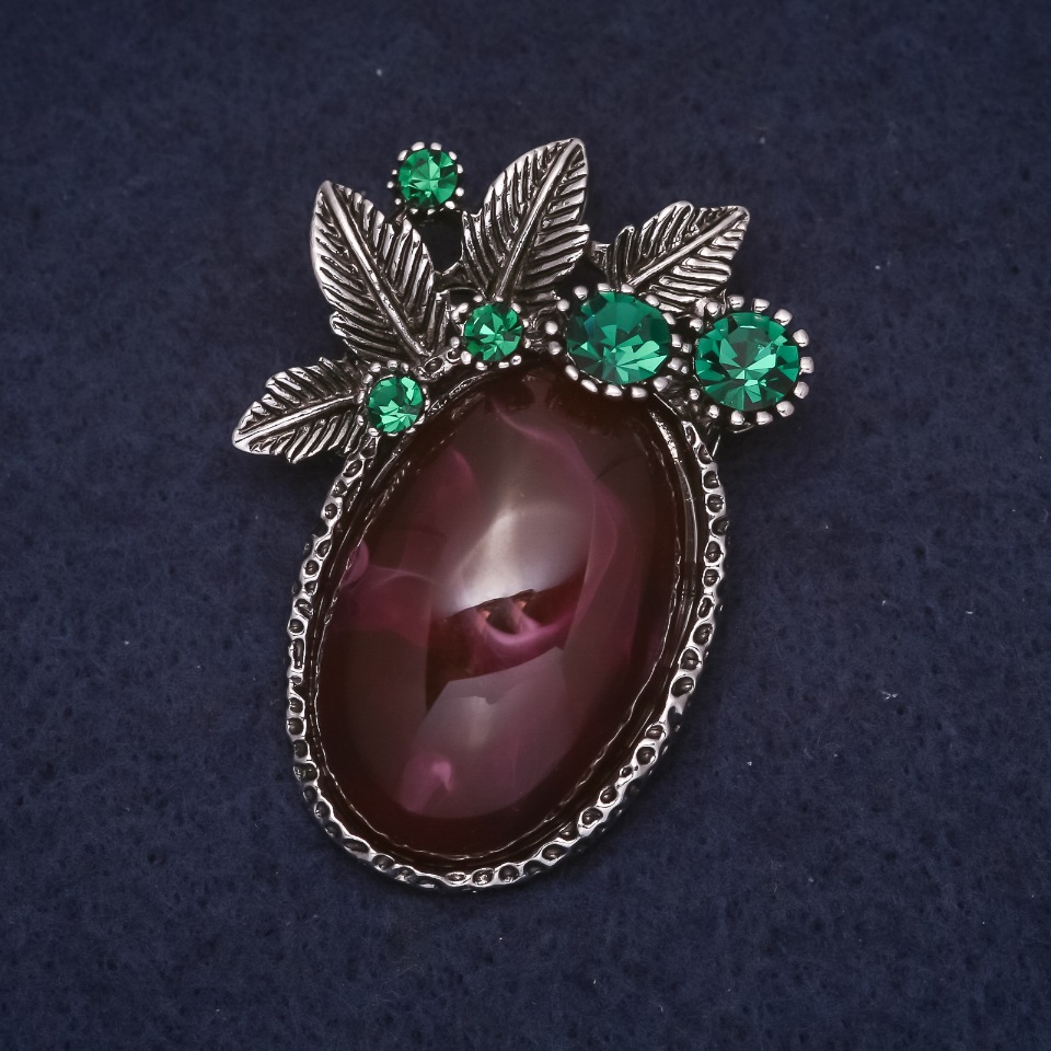 Брошка Акцент аметистен оттенък 45×32 мм кабошон, кристали, метал сребрист, цвят лилаво и зелено