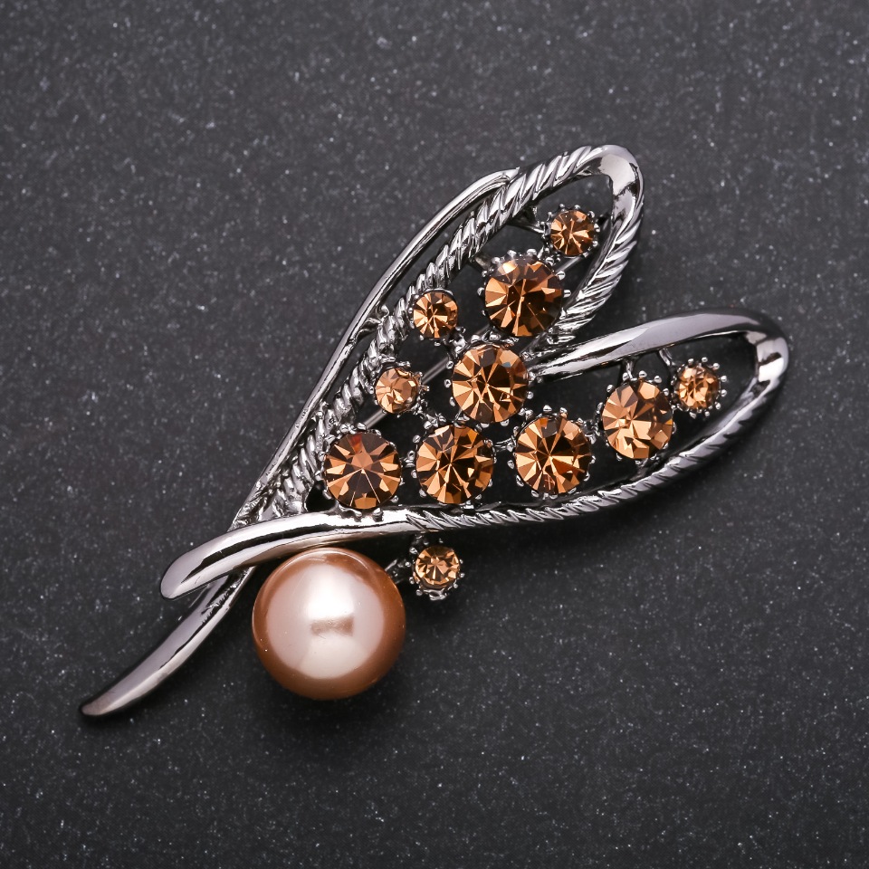 Брошка серия „Акцент“ кафяви кристали, кремава перла „Майорка“ цвят на метала „жълт“ 62х29 мм