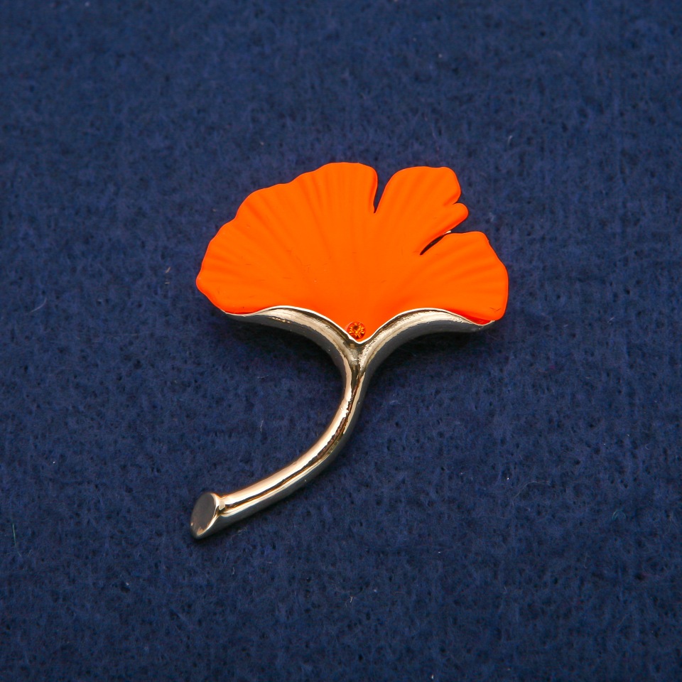Брошка Листенце оранжев матов емайл, златист метал 33×47 мм