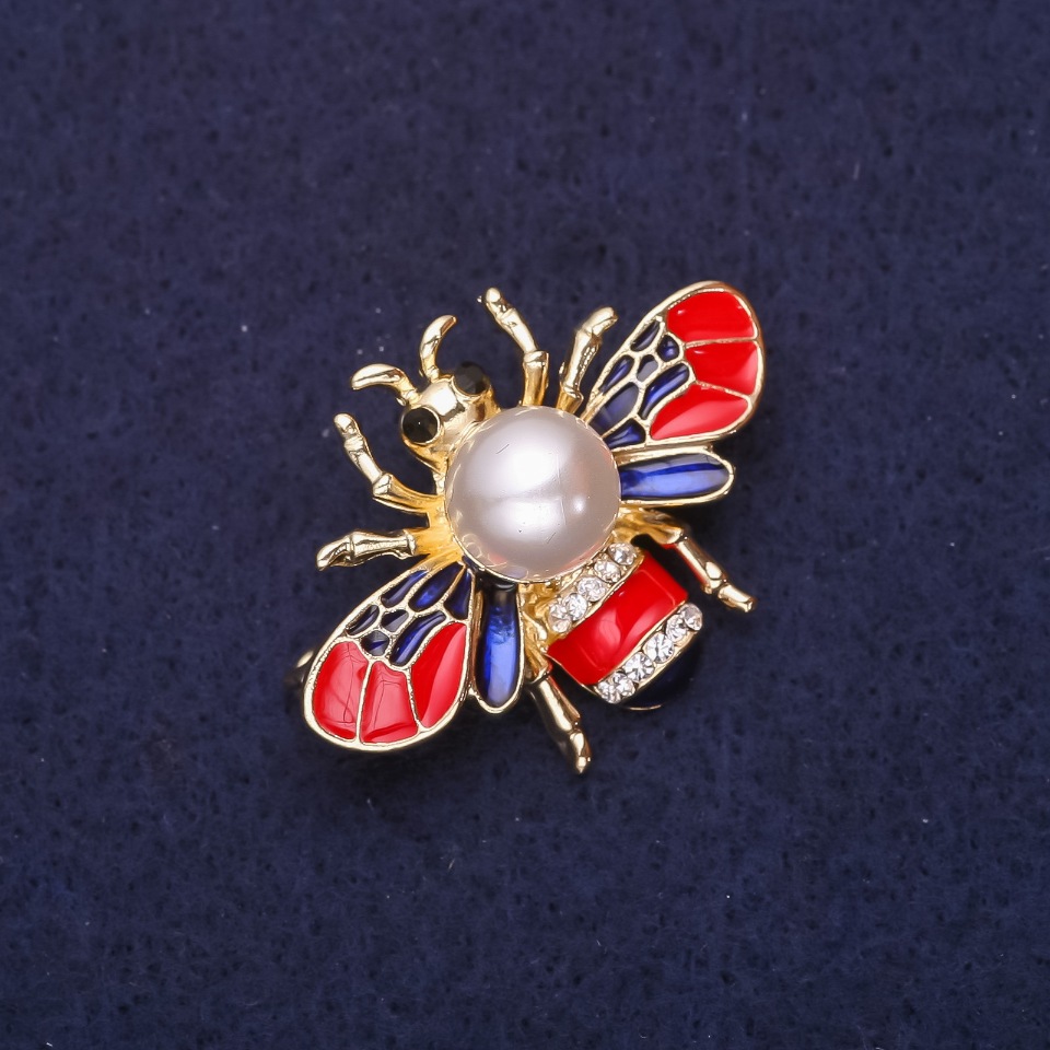 Брошка «Пчела» със перлена мъниста, стрази, емал, цвят: червен, син и бял, 35×25 мм, златист метал