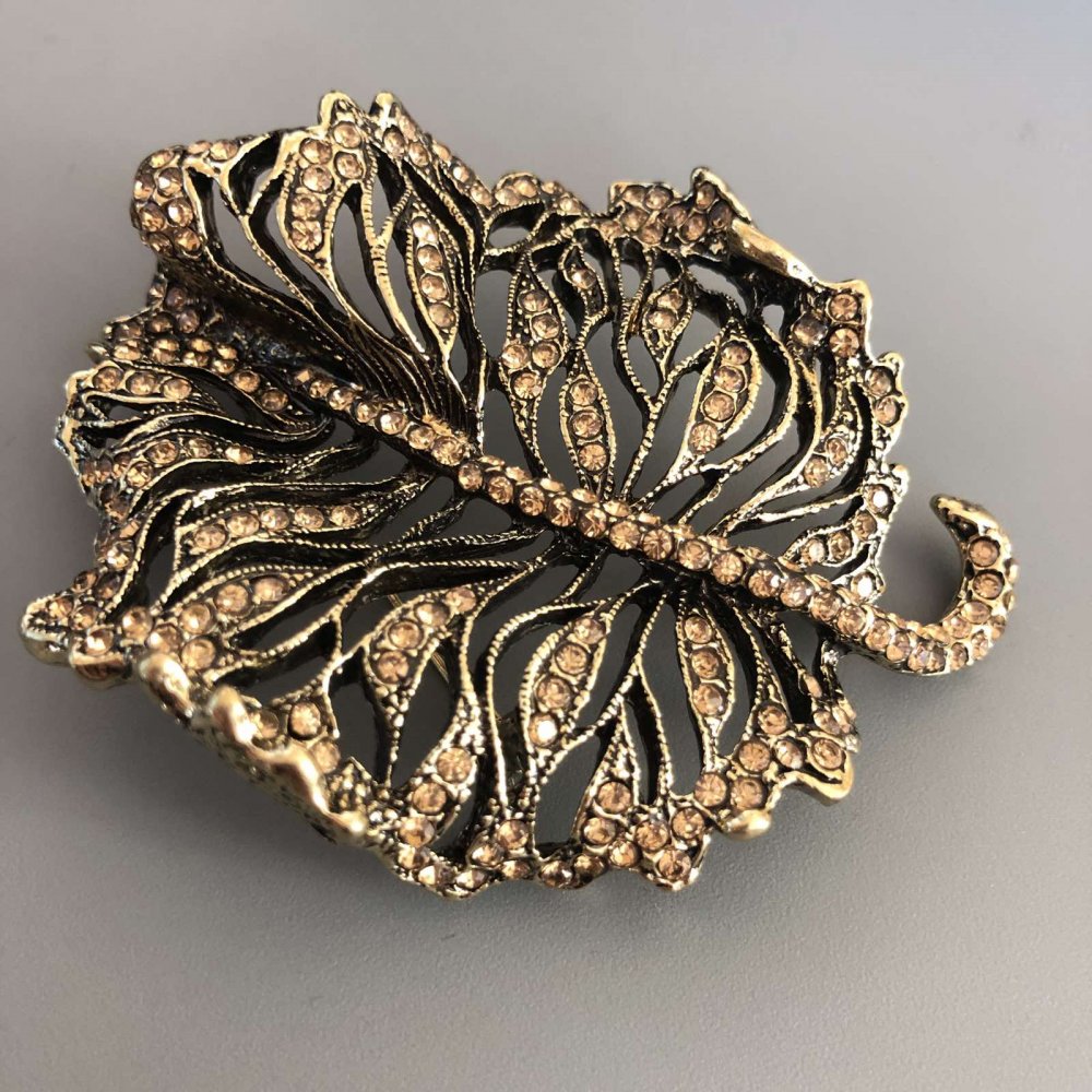Брошка Лист в златисти стрази, златист метал 58х72мм