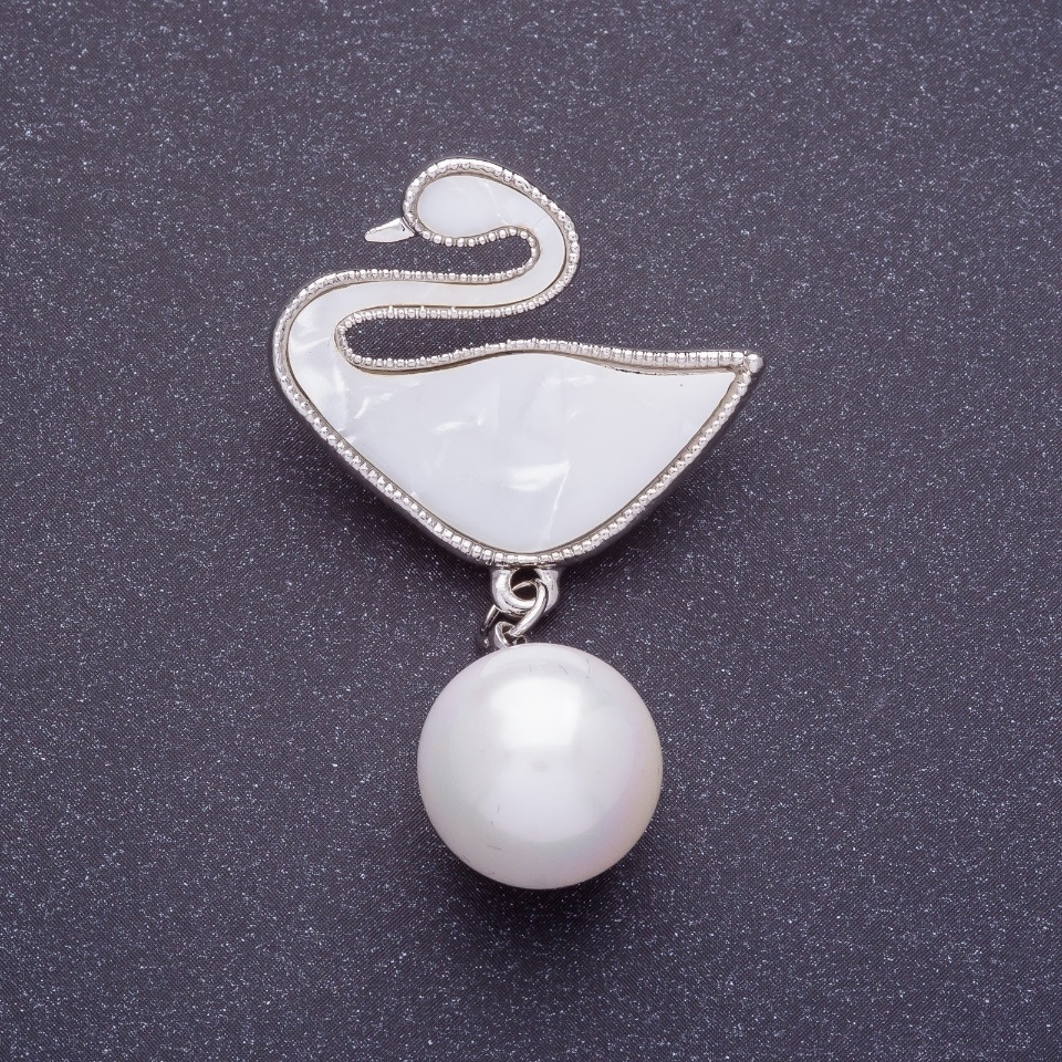 Брошка «Лебед» със сребърен цвят на метала