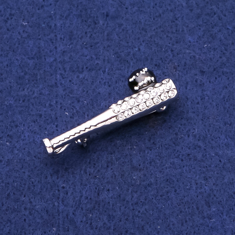 Брошка бейзболна бухалка със стразы сребрист метал 13×40 мм