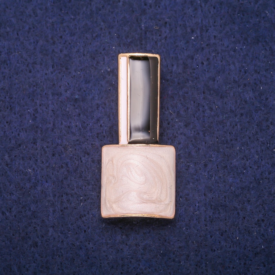 Брошка с перлен лак, черна и бяла емал, златист метал 18×39 мм