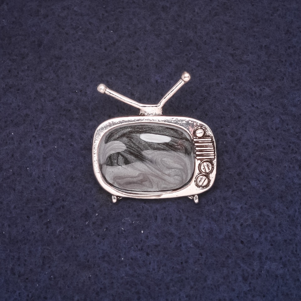 Брошка Телевизор 25×28 мм емал цвят черен метал сребрист