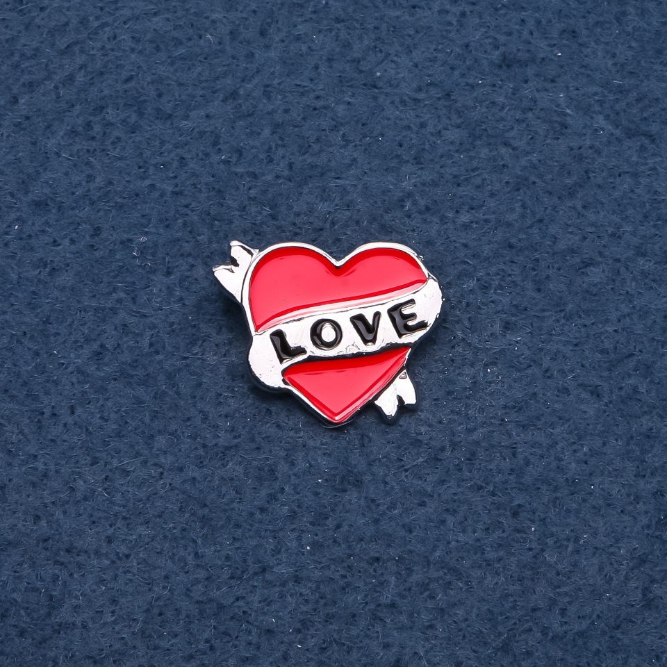 Брошка „Сърце“ червен емайл, цвят на метал „злато“