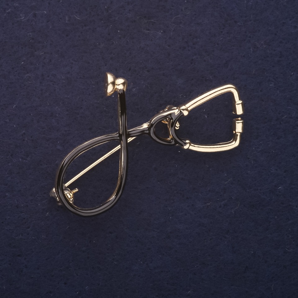 Брошка Стетоскоп емал цвят черен 44х30 мм златист метал