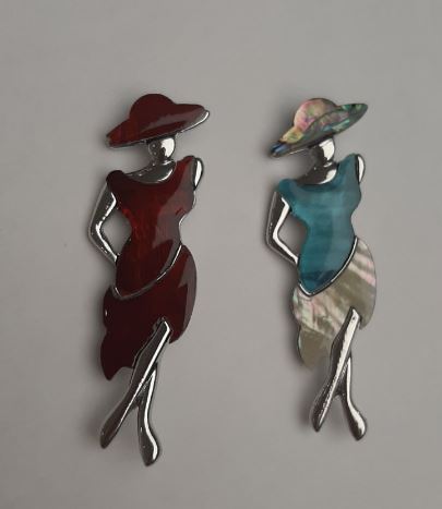 Брошка Дама с перламутър и халиотит 80×30 мм +